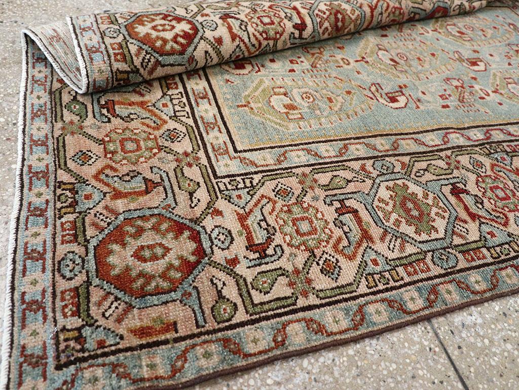 Galerie Shabab Collection Mitte des 20. Jahrhunderts Persischer Malayer Wurfteppich im Angebot 3