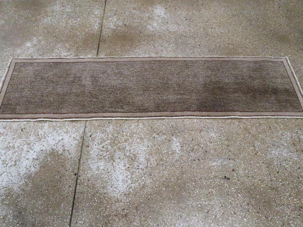 Perse Galerie Shabab Collection Mid-20th Century Persian Mashad Runner (Chemin de table) en vente