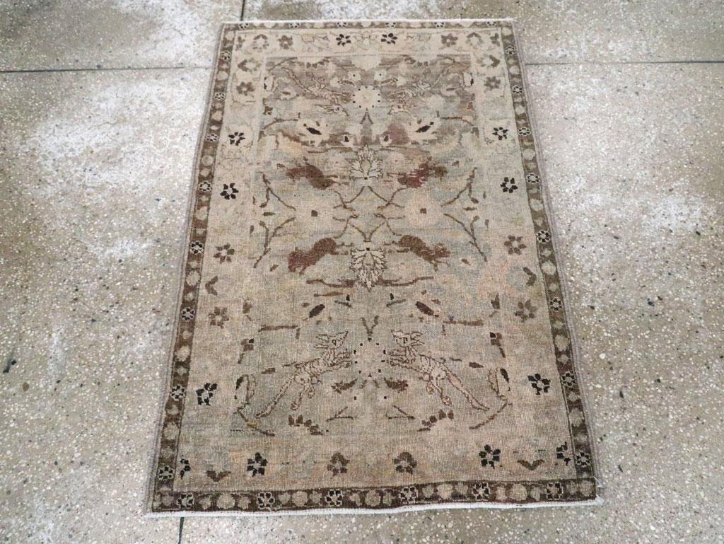 Esta alfombra persa Sarouk de mediados del siglo XX, que mide 1,8 m x 1,8 m, presenta un diseño refinado y sutil que refleja la maestría del taller en la composición equilibrada y el color armonioso. El campo, suave y apagado, está adornado con una