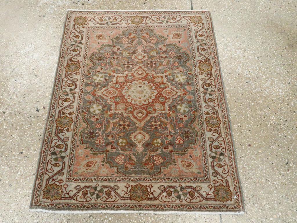 Dieser persische Sarouk-Teppich aus der Mitte des 20. Jahrhunderts mit den Maßen 2' 1