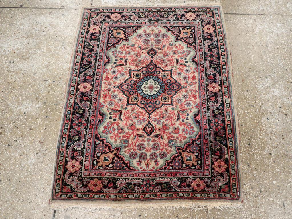 Dieser persische Sarouk-Teppich aus der Mitte des 20. Jahrhunderts, der 2' 2