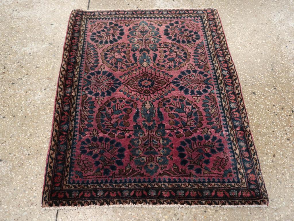Questo tappeto persiano Sarouk della metà del XX secolo, che misura 2' 0
