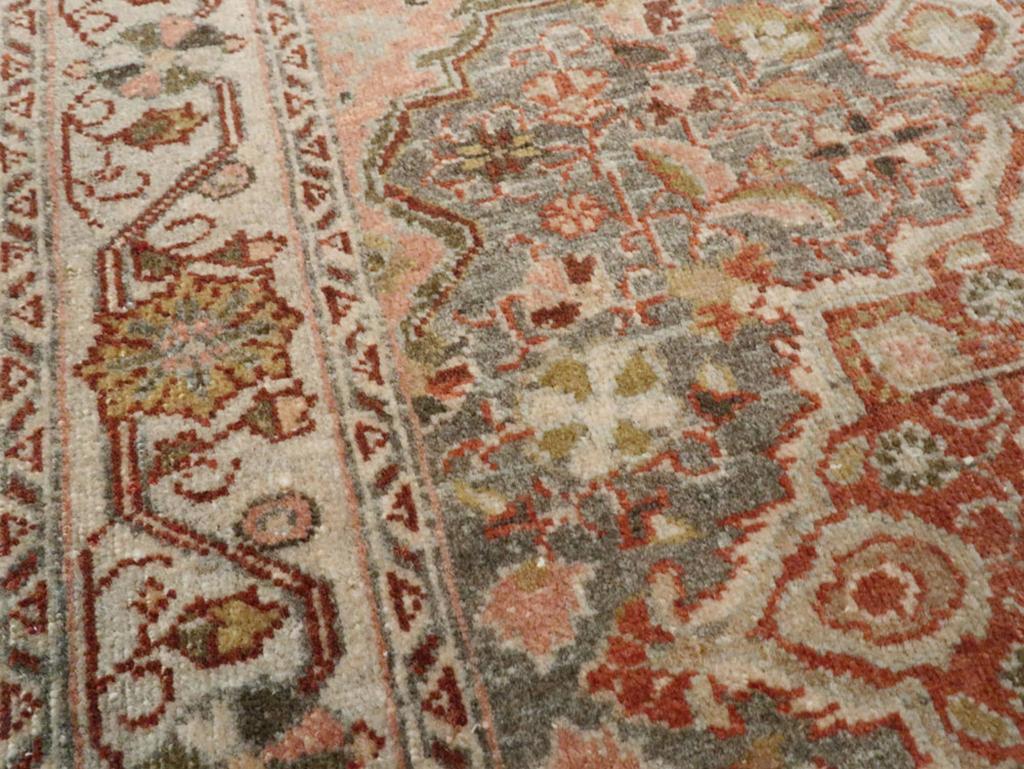 Galerie Shabab Collection Persischer Sarouk-Teppich aus der Mitte des 20. (Rustikal) im Angebot