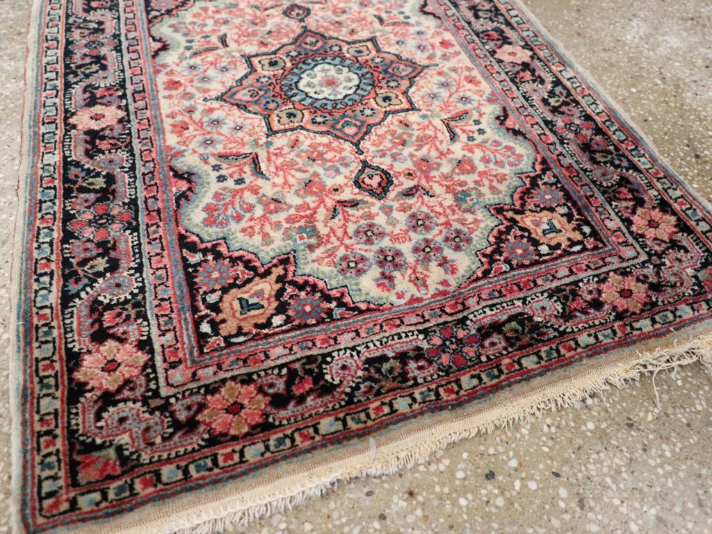 Galerie Shabab Collection Persischer Sarouk-Teppich aus der Mitte des 20. im Zustand „Hervorragend“ im Angebot in New York, NY