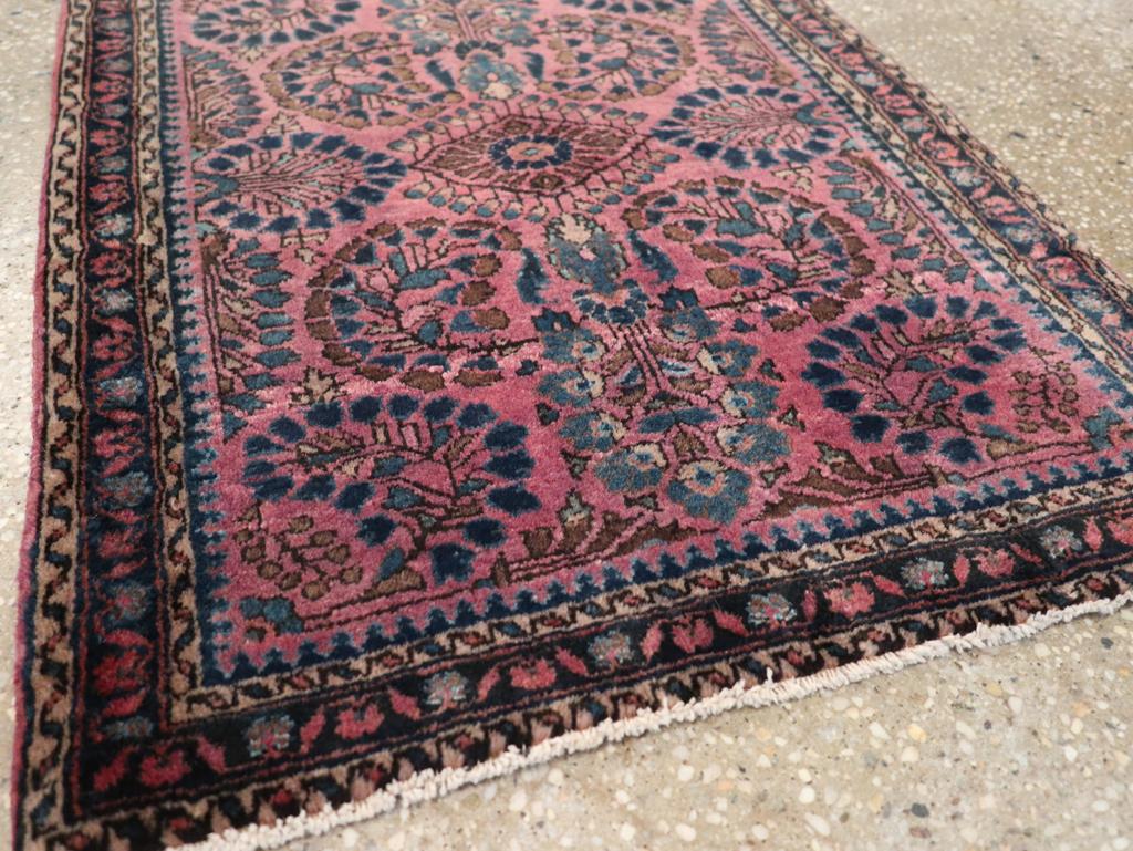 Galerie Shabab Collection'S Tappeto persiano Sarouk della metà del XX secolo In condizioni ottime in vendita a New York, NY