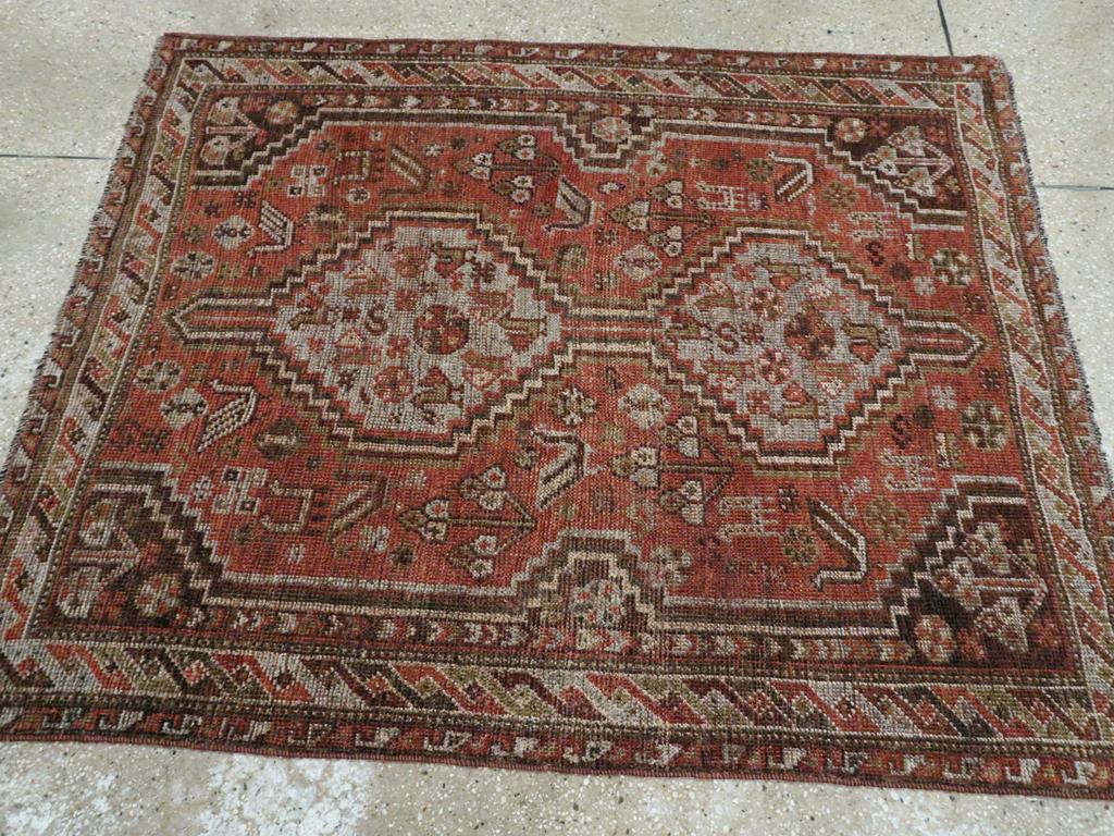 Galerie Shabab Collection Mitte des 20. Jahrhunderts Persischer Shiraz-Würfelteppich (Handgeknüpft) im Angebot