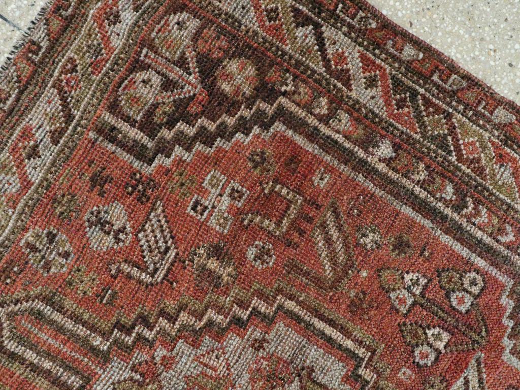 Galerie Shabab Collection Mitte des 20. Jahrhunderts Persischer Shiraz-Würfelteppich im Zustand „Hervorragend“ im Angebot in New York, NY