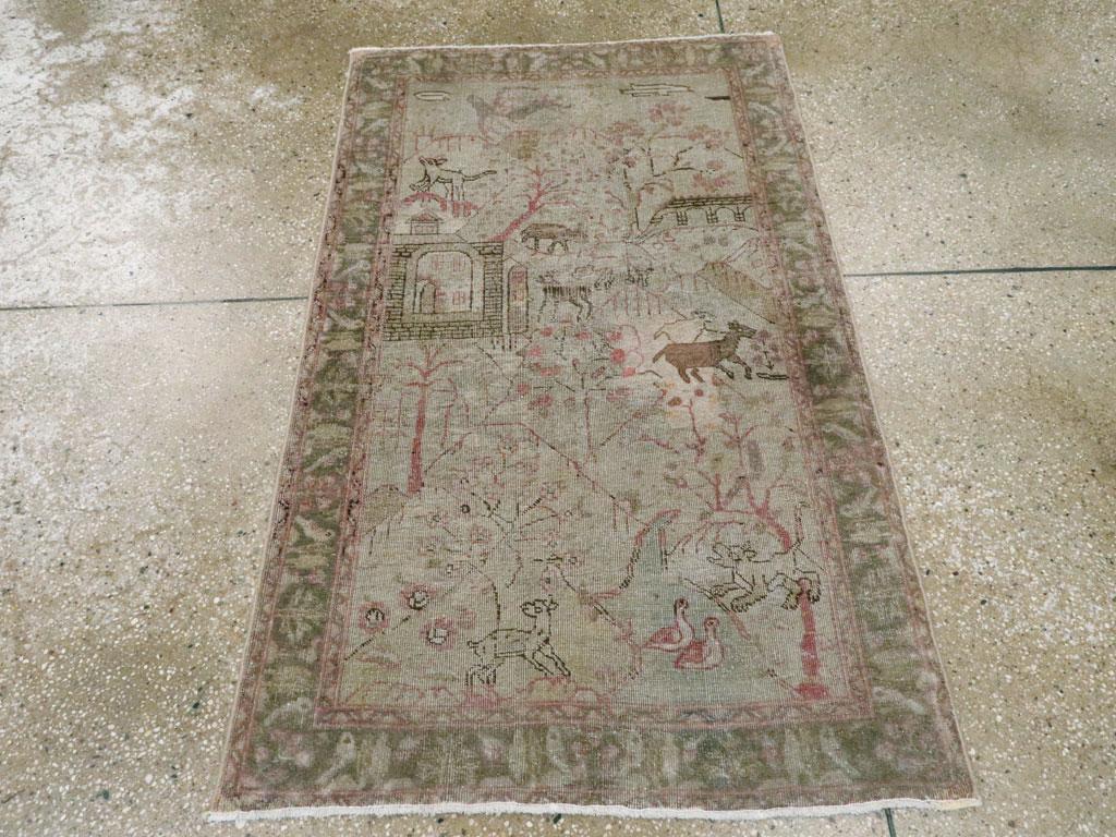 Esta alfombra pictórica persa de Tabriz de principios del siglo XX, que mide 2' 9
