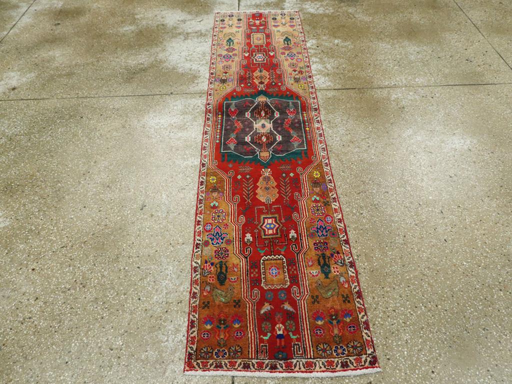 Ce vibrant chemin de table persan Tabriz du milieu du XXe siècle, mesurant 1' 9