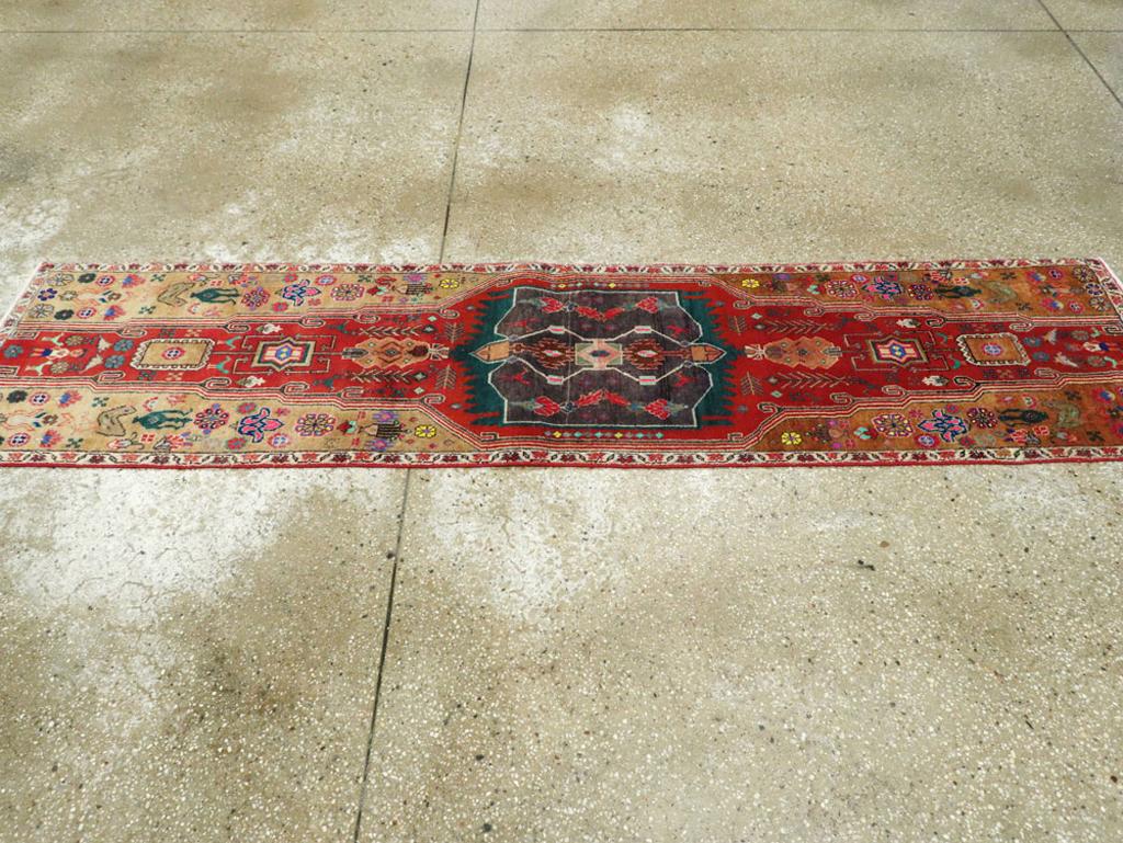 Collection Shabab Collection Persane Tabriz du milieu du 20ème siècle Runner Excellent état - En vente à New York, NY