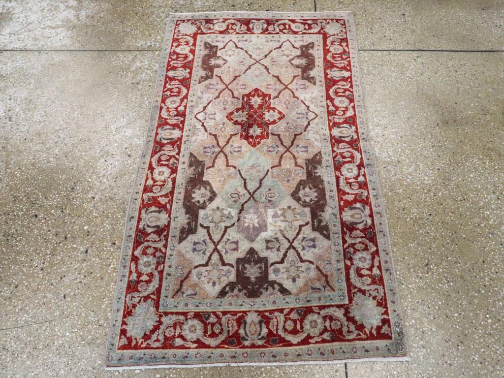 Esta alfombra persa de Tabriz de mediados del siglo XX, que mide 2' 4