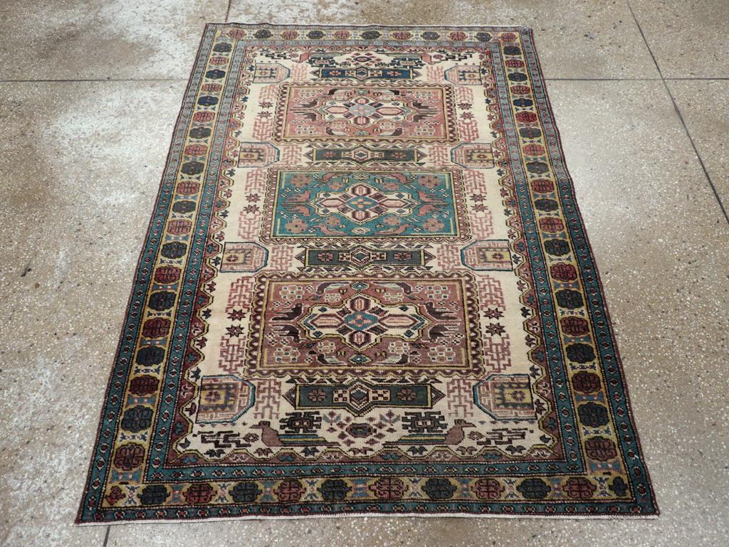 Dieser persische Veece-Teppich aus der Mitte des 20. Jahrhunderts mit den Maßen 3' 8