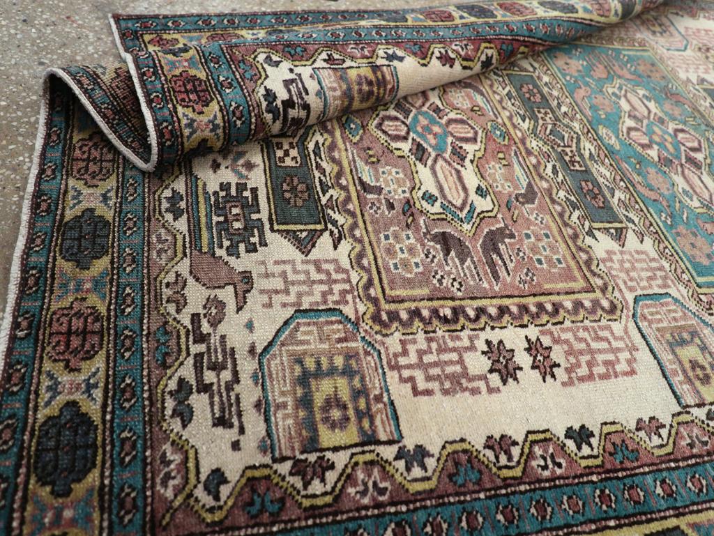 Galerie Shabab Collection Mitte des 20. Jahrhunderts Persischer Veece-Würfelteppich im Angebot 2