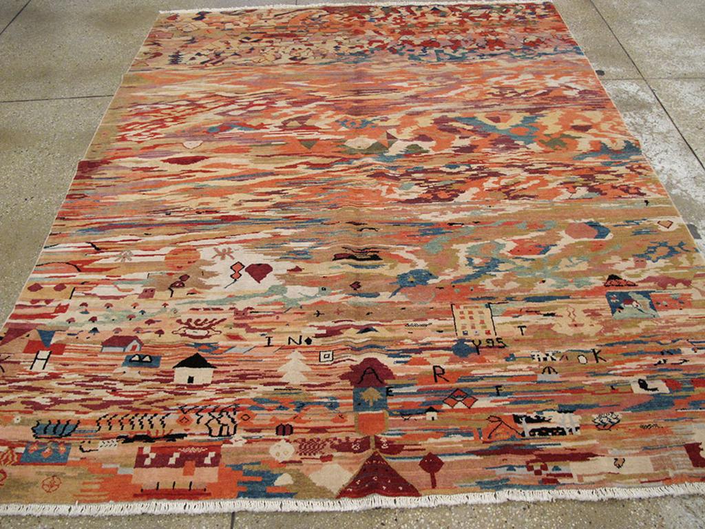 Esta alfombra turca de Anatolia de mediados del siglo XX, que mide 1,80 x 1,80 m, presenta una imaginativa fusión de tradición popular y abstracción artística. La composición presenta una vívida interacción de colores rojos ardientes, ocres cálidos,