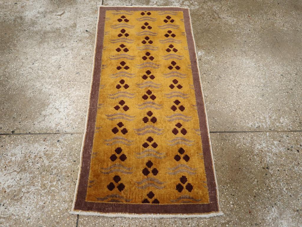 Un tappeto vintage turco Anatolian Deco realizzato a mano nella metà del XX secolo.

Misure: 1' 10