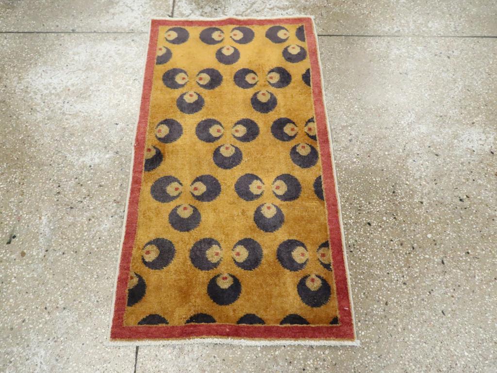Un tappeto vintage turco Anatolian Deco realizzato a mano nella metà del XX secolo.

Misure: 1' 11