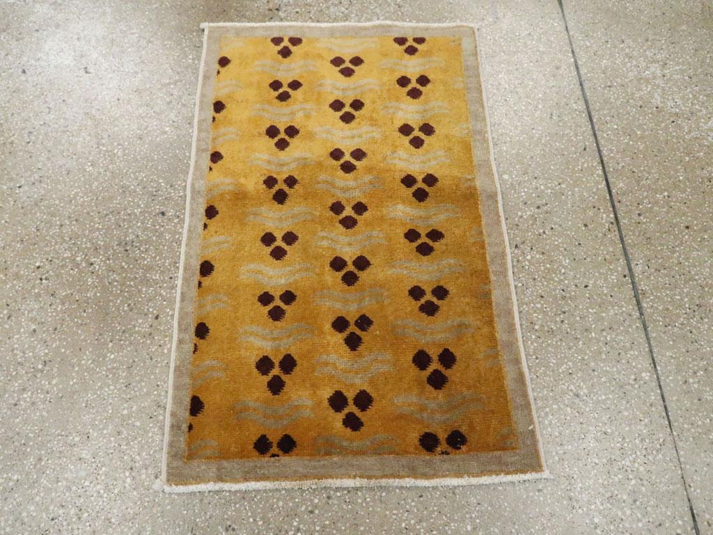 Un tappeto vintage turco Anatolian Deco realizzato a mano nella metà del XX secolo.

Misure: 2' 0