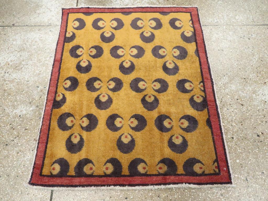 Tapis de décoration anatolienne turque vintage, fabriqué à la main au milieu du 20e siècle.

Mesures : 2' 7