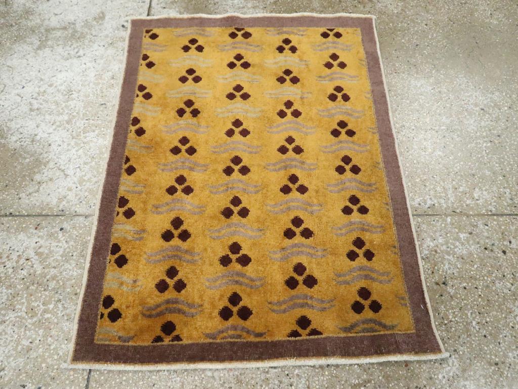 Tapis de décoration anatolienne turque vintage, fabriqué à la main au milieu du 20e siècle.

Mesures : 2' 7