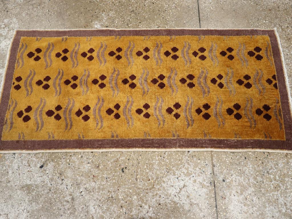 Turco Galerie Shabab Collection'S Tappeto da lancio turco anatolico deco della metà del XX secolo in vendita