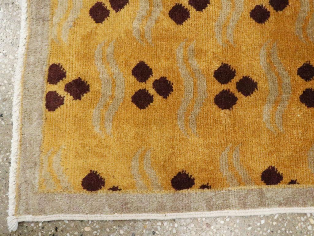 Annodato a mano Galerie Shabab Collection'S Tappeto da lancio turco anatolico deco della metà del XX secolo in vendita