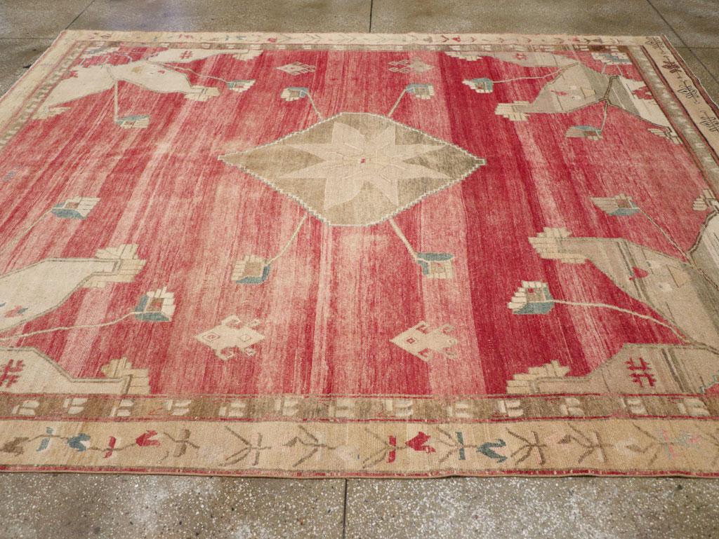 Galerie Shabab Kollektion Türkischer Anatolischer Teppich in Zimmergröße aus der Mitte des 20. Jahrhunderts (Handgeknüpft) im Angebot