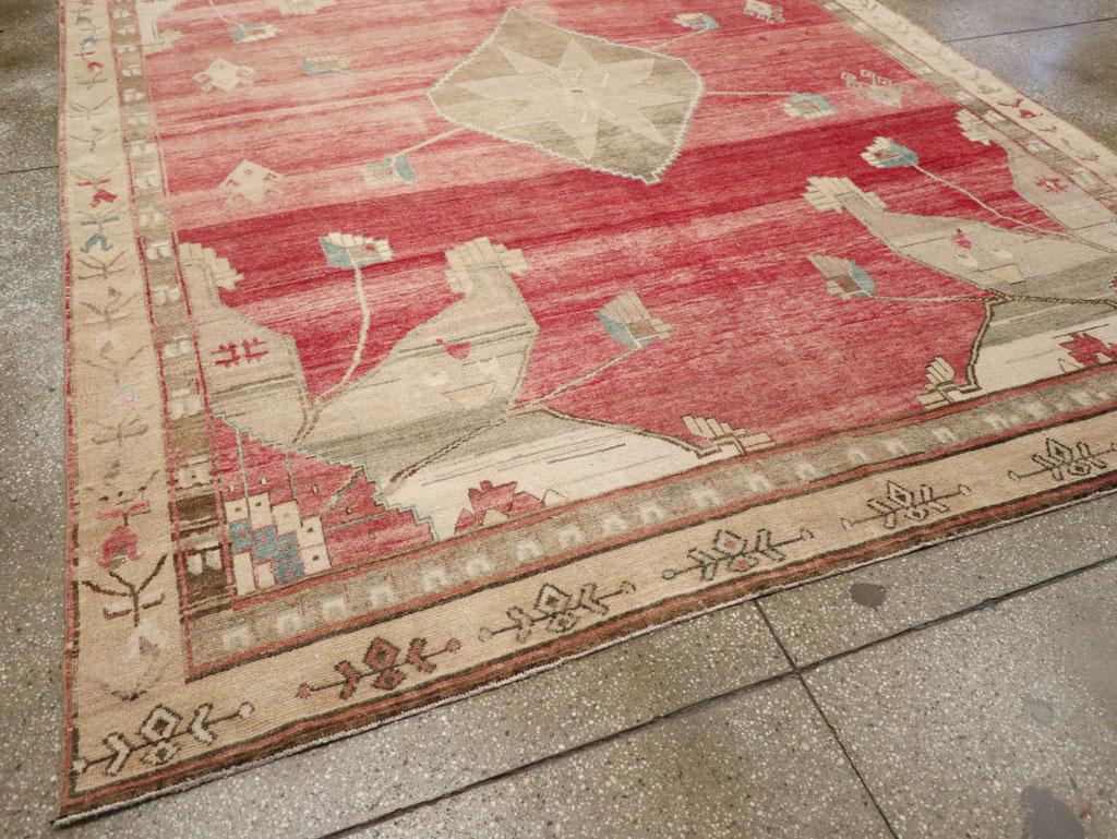 Galerie Shabab Kollektion Türkischer Anatolischer Teppich in Zimmergröße aus der Mitte des 20. Jahrhunderts (Wolle) im Angebot