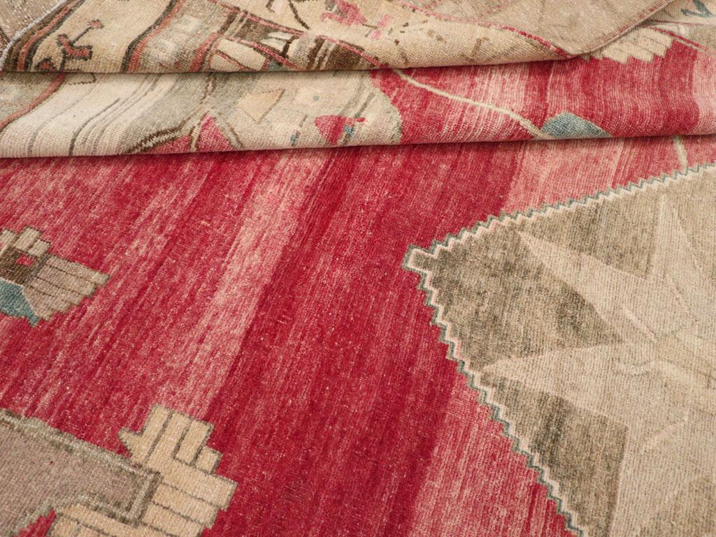 Galerie Shabab Kollektion Türkischer Anatolischer Teppich in Zimmergröße aus der Mitte des 20. Jahrhunderts im Angebot 2