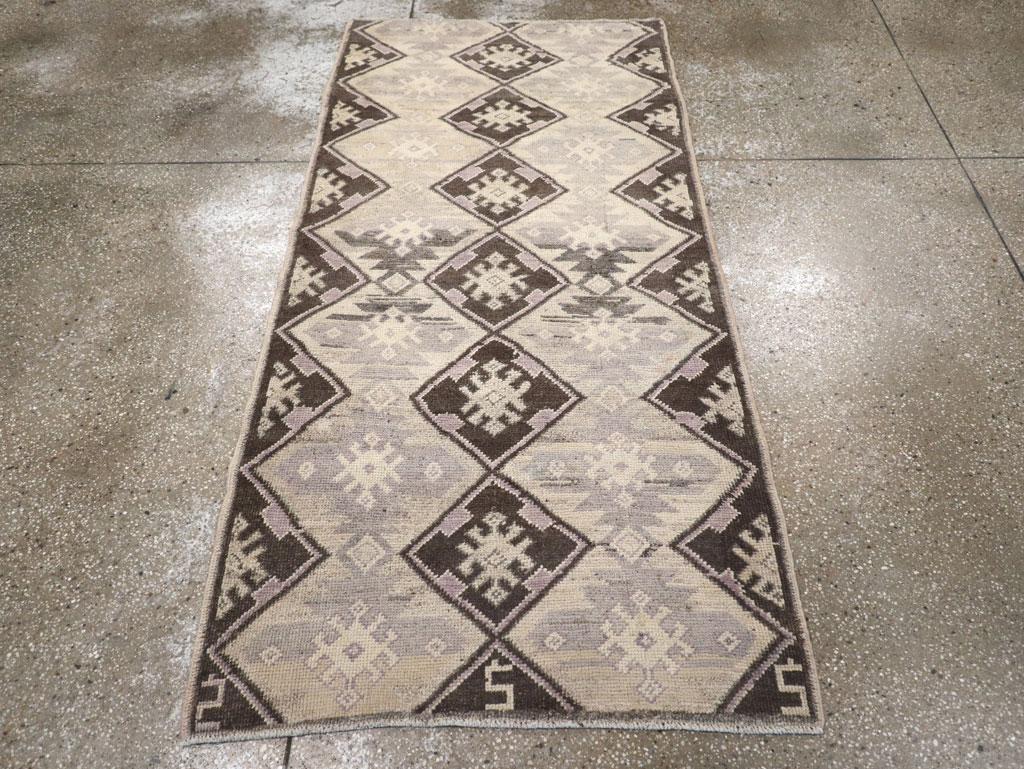 Ce tapis anatolien turc du milieu du 20e siècle, mesurant 3' 2