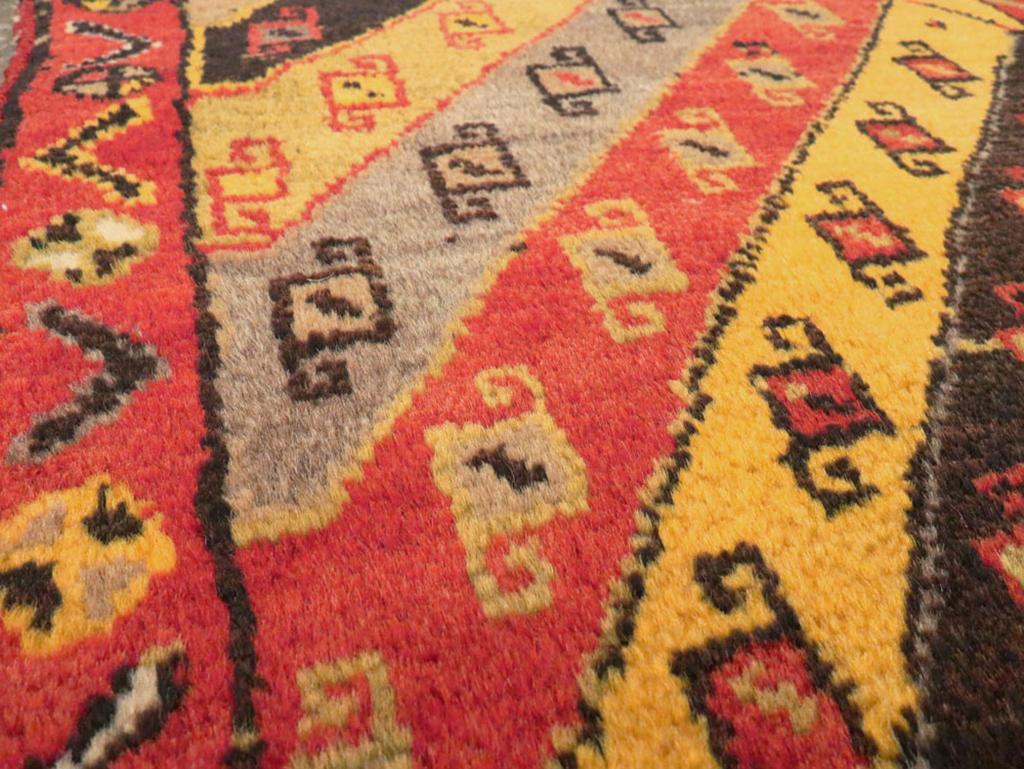 Galerie Shabab Collection Mitte des 20. Jahrhunderts Türkischer Anatolischer Teppich (Rustikal) im Angebot