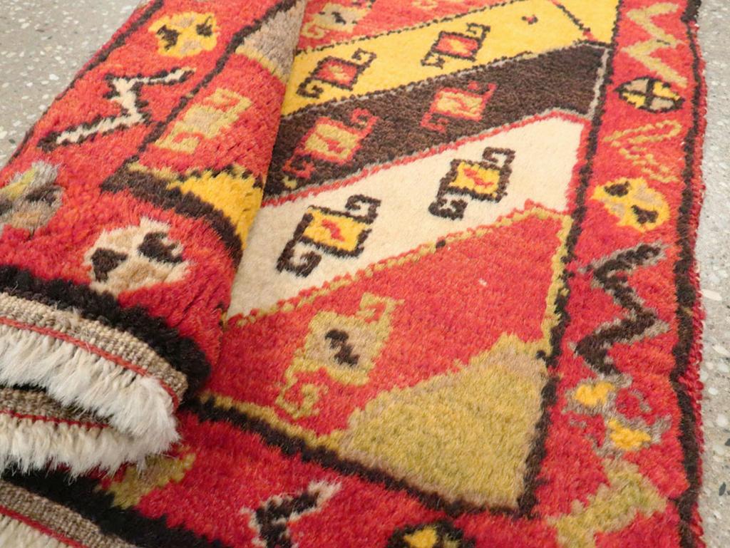 Galerie Shabab Collection Mitte des 20. Jahrhunderts Türkischer Anatolischer Teppich im Angebot 2