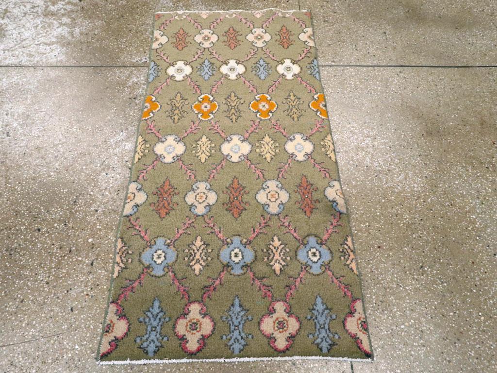 Ein türkisch-anatolischer Teppich im Vintage-Stil. Das beliebte geblümte und mit Stacheln versehene Gitter mit Rosettenbossen wirkt bei diesem taupefarbenen Streuartikel elliptisch, fast wie ein persisches Mina Khani. Orange, Hellblau und Elfenbein