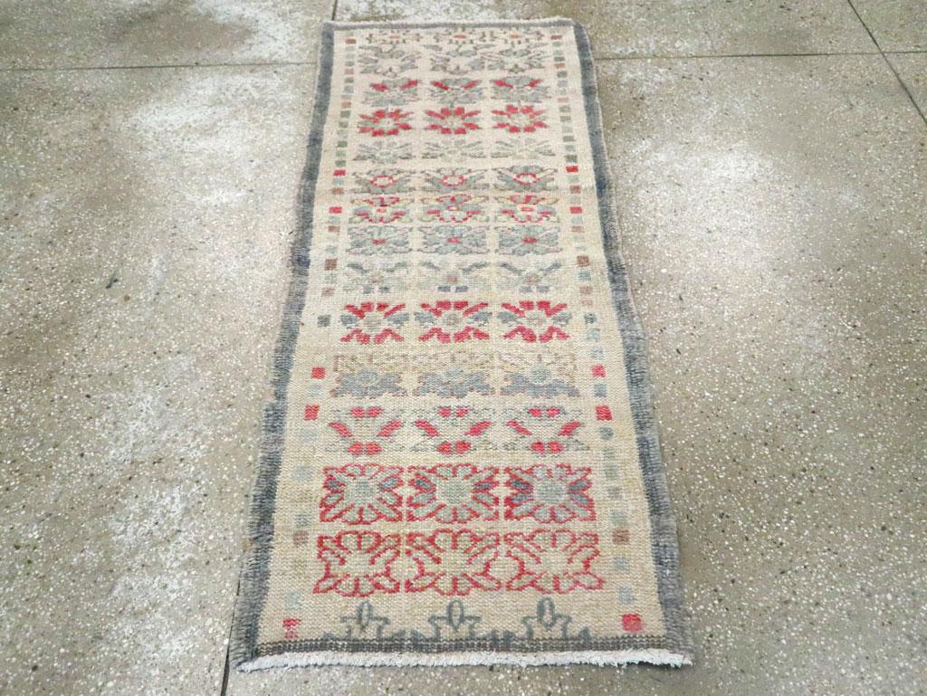 Alfombra de anatolia turca vintage hecha a mano a mediados del siglo XX.

Medidas: 2' 4