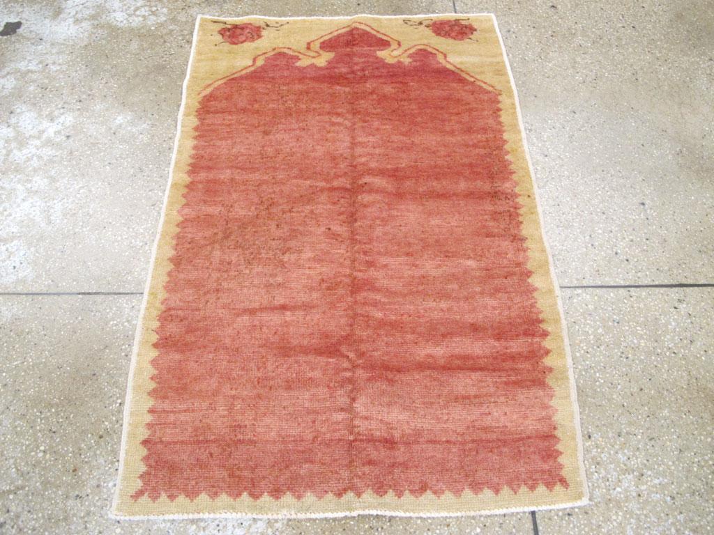 Ein türkisch-anatolischer Teppich im Vintage-Stil. Anatolier und Karabagh kommen nicht zusammen, auch nicht gesellschaftlich. Dieser mitteltürkische Teppich hat ein sehr breites, weiches, rotes, nischenförmiges Feld mit drei Scheiteln und einzelnen