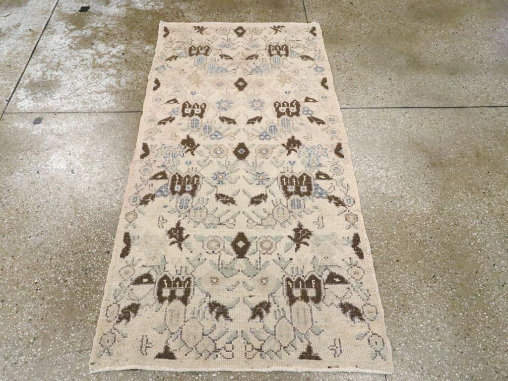 Esta alfombra turca de Anatolia de mediados del siglo XX, que mide 2' 11