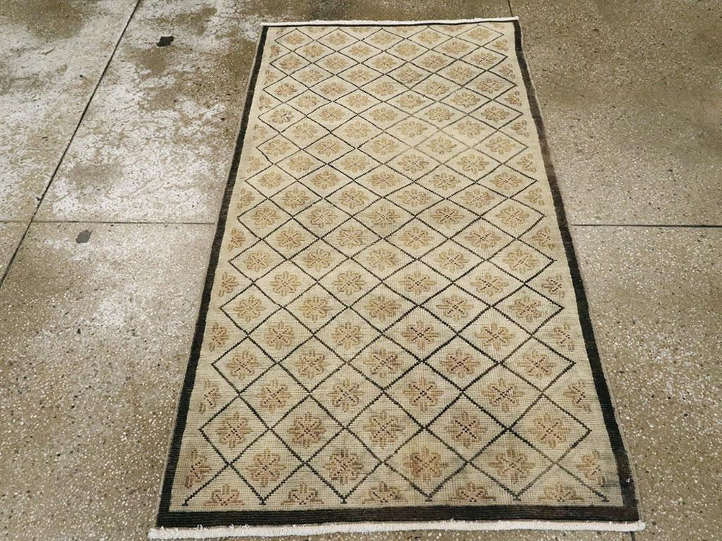 Ce tapis anatolien turc du milieu du 20e siècle, mesurant 3' 1