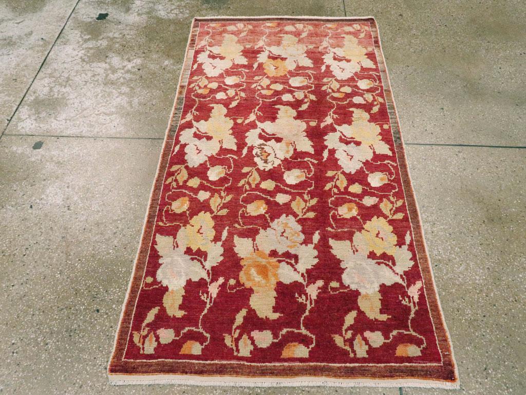 Esta alfombra turca de Anatolia de mediados del siglo XX, que mide 3' 1