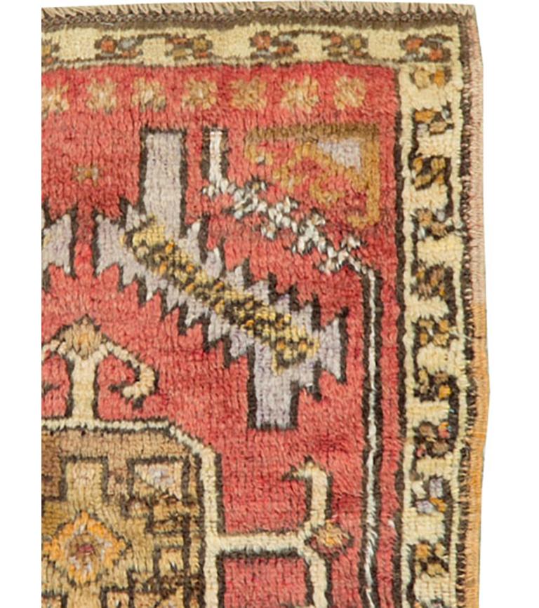 Questo tappeto turco anatolico della metà del XX secolo, che misura 1,7