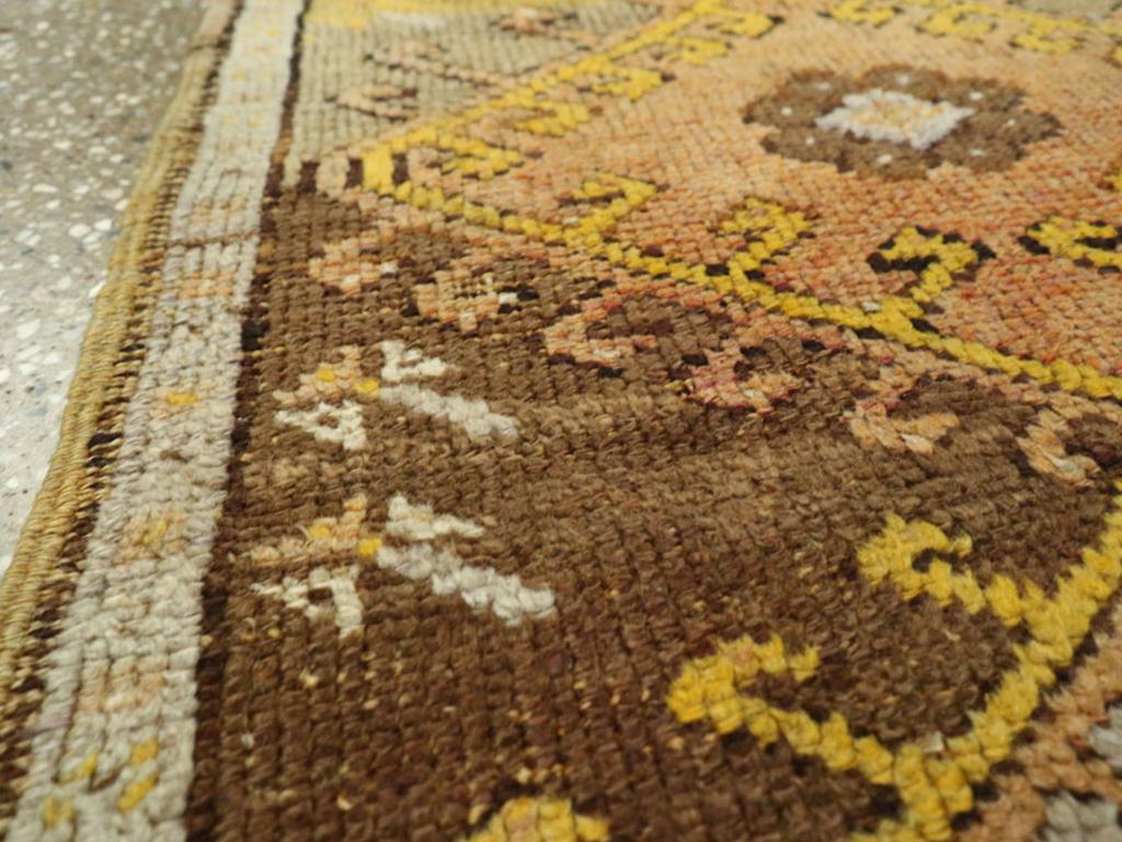 Galerie Shabab Collection Mitte des 20. Jahrhunderts Türkischer Anatolischer Wurfteppich (Stammeskunst) im Angebot