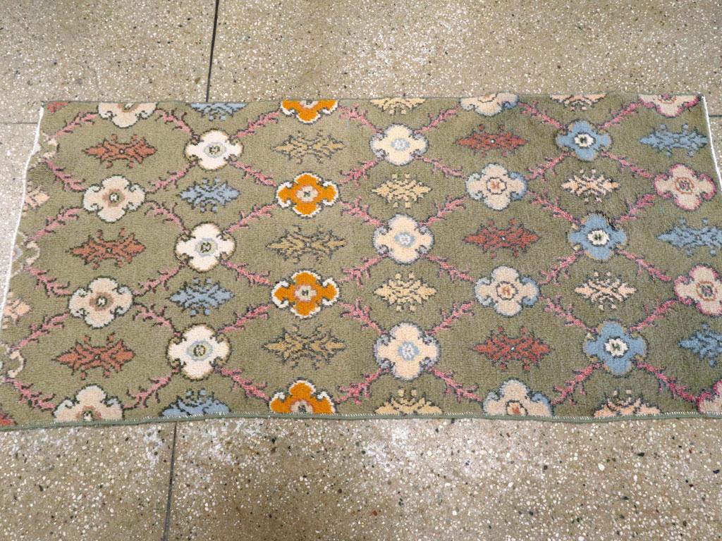 Galerie Shabab Collection Mitte des 20. Jahrhunderts Türkischer Anatolischer Wurfteppich (Handgeknüpft) im Angebot