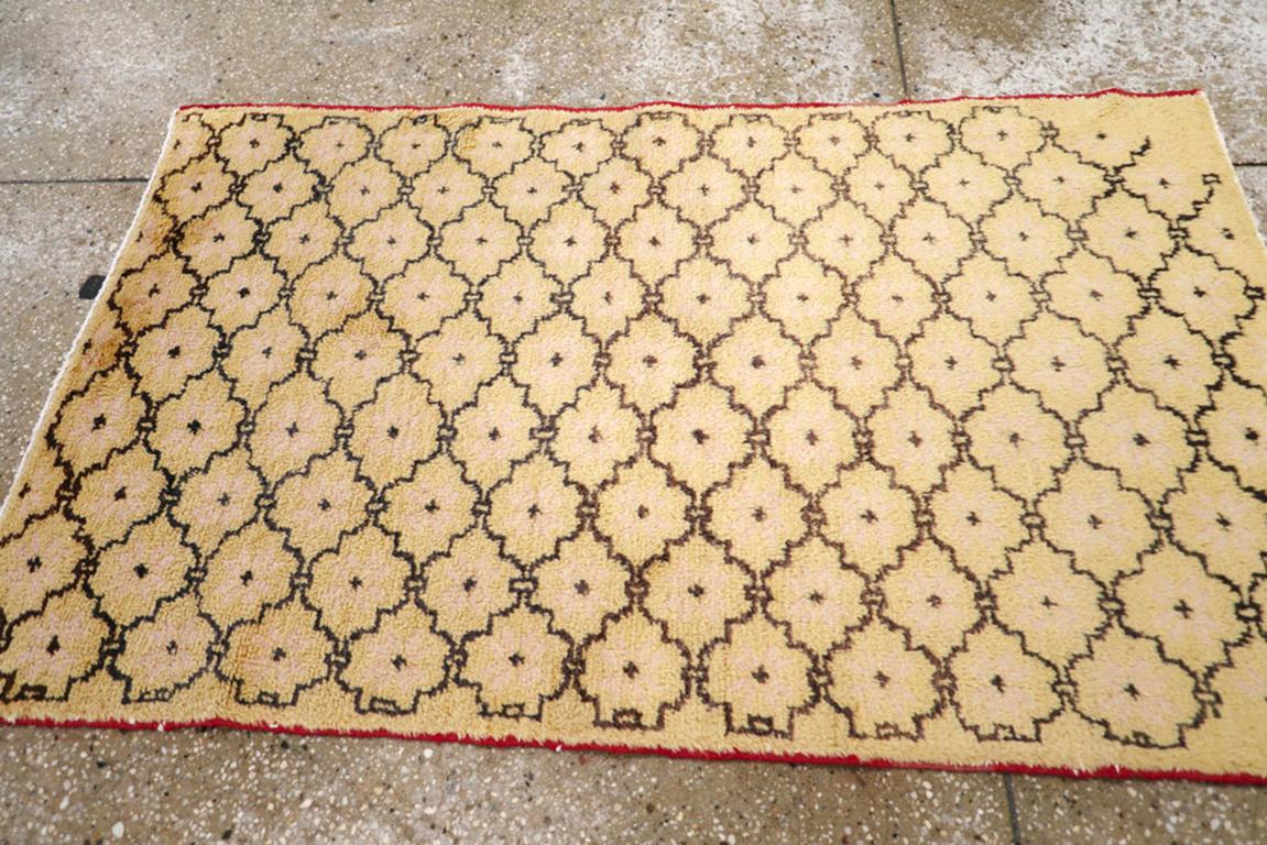 Galerie Shabab Collection Mitte des 20. Jahrhunderts Türkischer Anatolischer Wurfteppich (Handgeknüpft) im Angebot