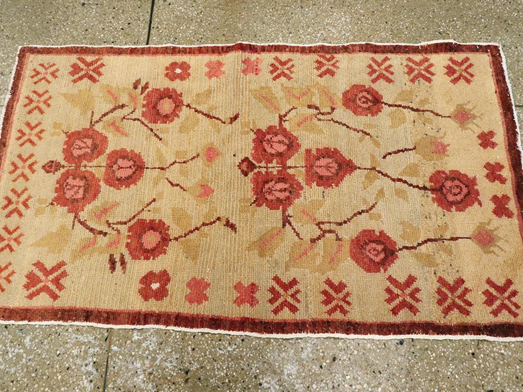 Galerie Shabab Collection Mitte des 20. Jahrhunderts Türkischer Anatolischer Wurfteppich (Handgeknüpft) im Angebot