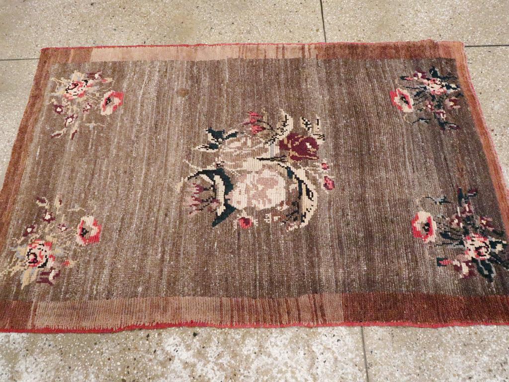 Galerie Shabab Collection Mitte des 20. Jahrhunderts Türkischer Anatolischer Wurfteppich im Zustand „Hervorragend“ im Angebot in New York, NY