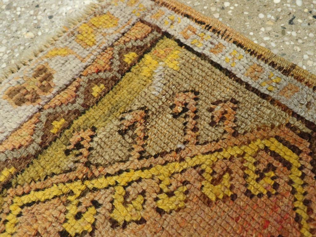 Galerie Shabab Collection Mitte des 20. Jahrhunderts Türkischer Anatolischer Wurfteppich im Zustand „Hervorragend“ im Angebot in New York, NY