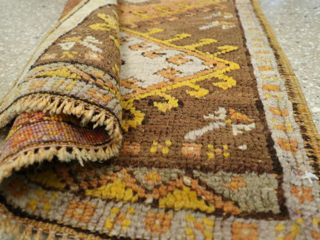 Galerie Shabab Collection Mitte des 20. Jahrhunderts Türkischer Anatolischer Wurfteppich (Wolle) im Angebot