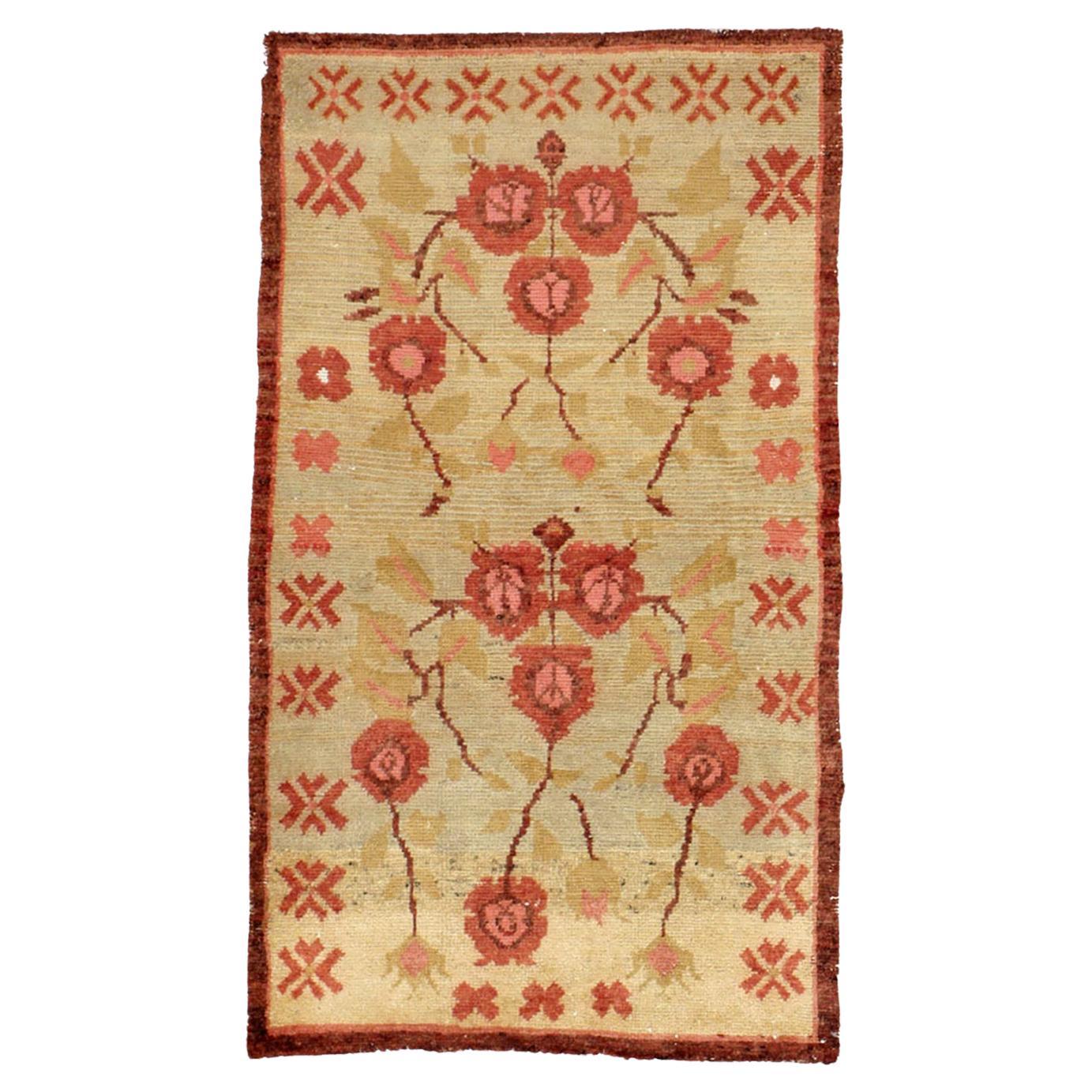 Galerie Shabab Collection Mitte des 20. Jahrhunderts Türkischer Anatolischer Wurfteppich im Angebot