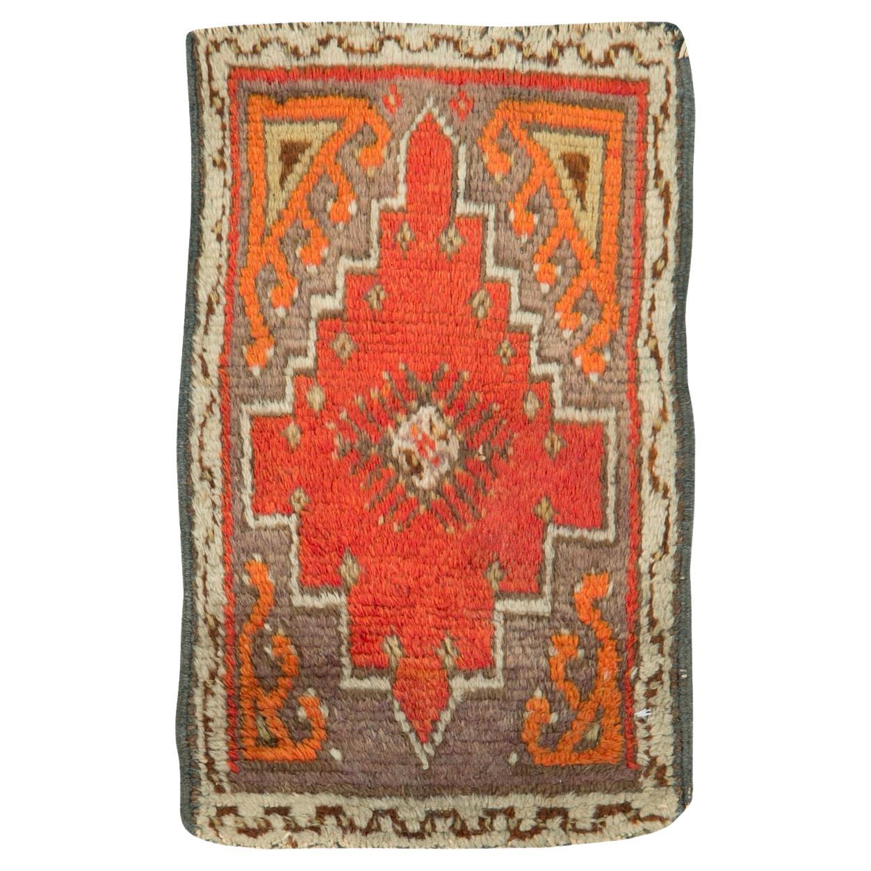 Galerie Shabab Collection Mitte des 20. Jahrhunderts Türkischer Anatolischer Wurfteppich