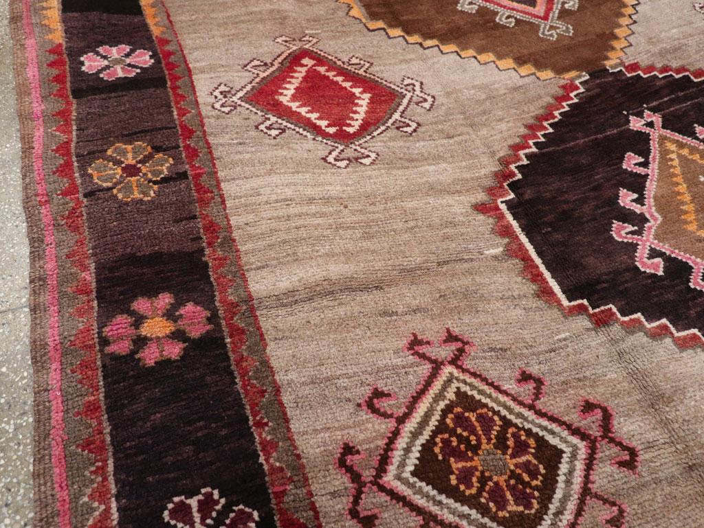 Colección Galerie Shabab Alfombra tribal turca de Anatolia de mediados del siglo XX Tribal en venta