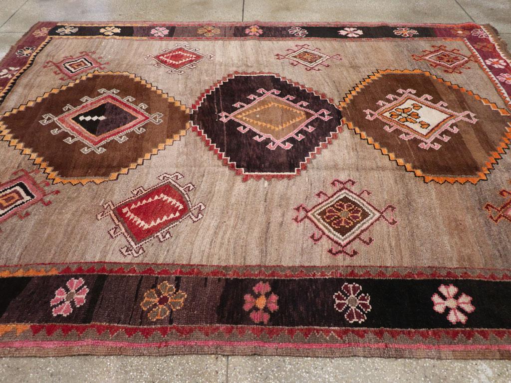Colección Galerie Shabab Alfombra tribal turca de Anatolia de mediados del siglo XX Turco en venta