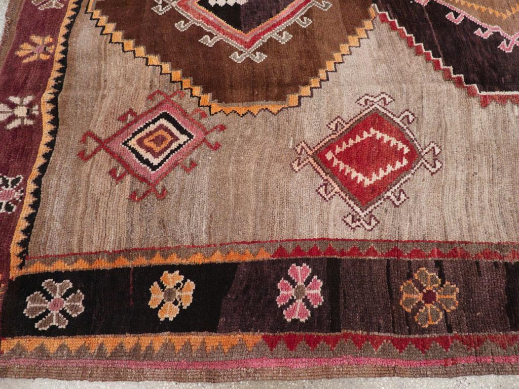 Colección Galerie Shabab Alfombra tribal turca de Anatolia de mediados del siglo XX Anudado a mano en venta